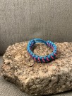 Blått armbånd med rosa detaljer thumbnail