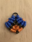 Flerfarget hjerte i fargene blå, camo og oransje. Med sort ring thumbnail
