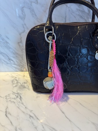 Veskepynt med tofarget monkeyfist