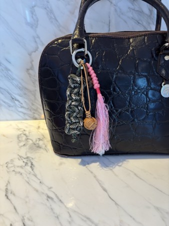 Veskepynt med en kraftig cobra knute