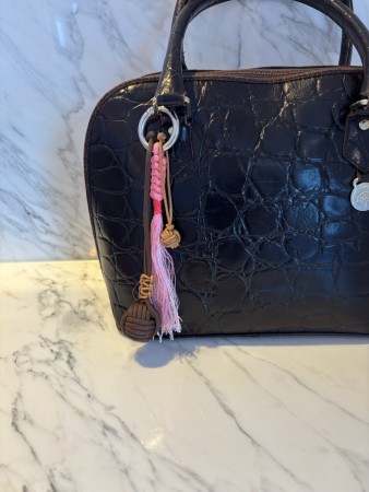 Veskepynt med dobbel monkeyfist