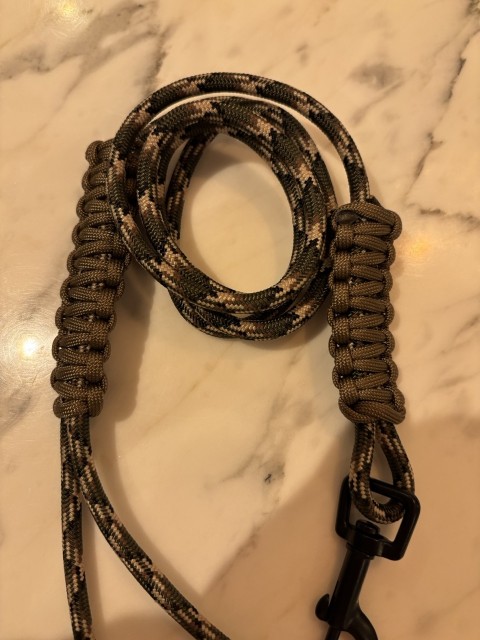 Med brun cobra knute