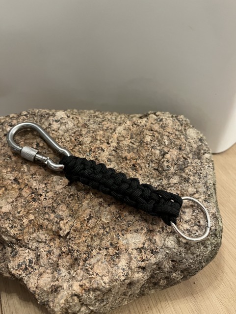 Flettet utstyrsknippe med carabiner og nøkkelring 