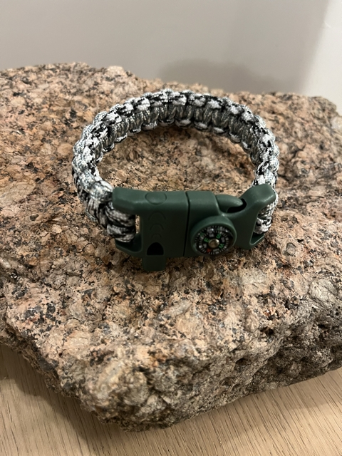 Her ser du et armbånd med enkel cobra, med grønt survival clips 