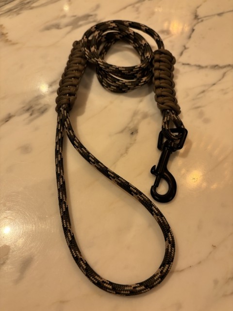 Med brun cobra knute