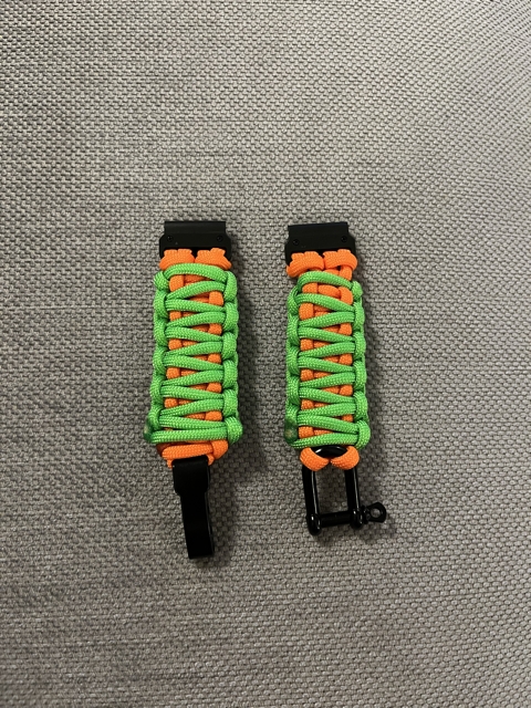 Dobbel cobra i fargene orange og neon grønn. Med feste i sort stål, med 3 justeringer. 