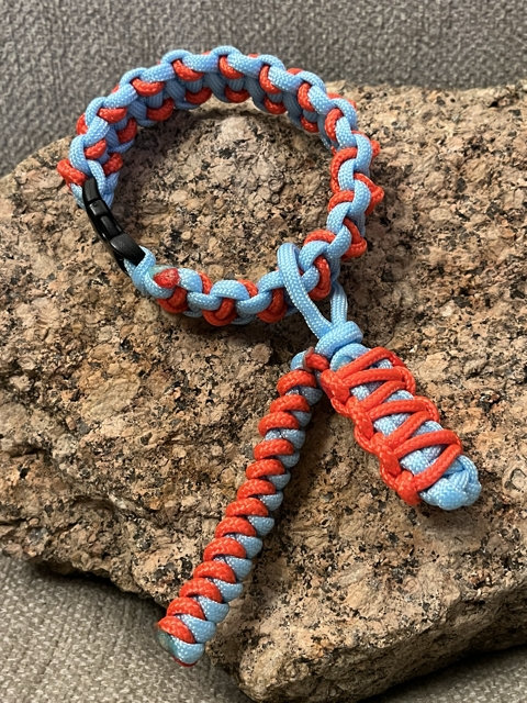 Armbånd i cobra med signal oransje, snake nøkkelknippe og dobbel cobra.